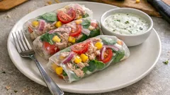 Wraps de verão em folha de arroz: atum, legumes crocantes e molho de iogurte e lima