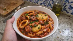 Lulas à Portuguesa com chouriço e batata: guisado rápido e cheio de sabor