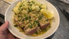 Atum fresco com molho vilão: selado rápido e cheio de sabor (com batatas cozidas)