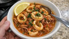 Lulas à setubalense: receita simples com molho de tomate e vinho branco bem apurado