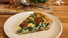 Quiche de caldo verde com massa quebrada — cremosa e estaladiça para um jantar leve