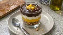 Sonho de manga e noz em camadas: sobremesa fresca sem forno, pronta num instante