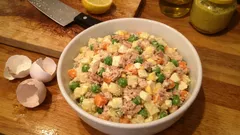 Salada russa de atum com maionese caseira: fresca, cremosa e perfeita para marmita