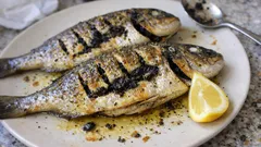 Dourada recheada com pasta de azeitona no forno: suculenta e pronta em 15 minutos