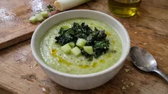 Creme de chuchu com couve crocante: sopa leve e cremosa com um toque estaladiço