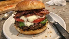 Hambúrguer caprese caseiro: carne suculenta, mozzarella, tomate e manjericão