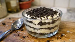 Serradura de Oreo em camadas: sobremesa fresca e cremosa para servir em taças