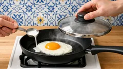 O truque da colher de leite para ovos estrelados perfeitos (sem virar)