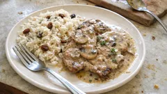 Escalopes de vitela com molho de cogumelos: cremosos e prontos em pouco tempo