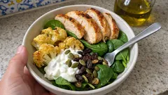 Salada de frango com couve-flor assada e espinafres: molho cremoso de iogurte e lima