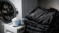 Manchas brancas na roupa escura: o que está a fazer mal na máquina de lavar