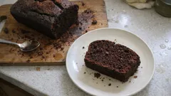 Bolo de cacau fofo com raspa de limão: simples e pronto em 30 minutos