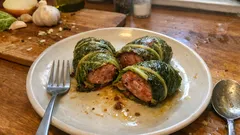 Salsichas enroladas em couve-lombarda: um jantar rápido, económico e reconfortante