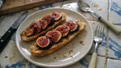 Baguete de figos frescos: uma ideia rápida para um lanche de verão com ar gourmet