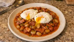 Favas estufadas com ovos escalfados num só tacho: simples e bem portuguesas