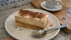 Semifrio de café cremoso, com base de bolacha Maria — sobremesa sem forno