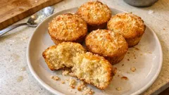 Queques de leite condensado e coco: ficam fofos e húmidos (e aguentam bem até ao dia seguinte)