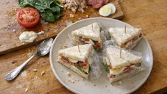 Sanduíche de praia: duas camadas de recheio e a dica para ficar firme até à hora de comer