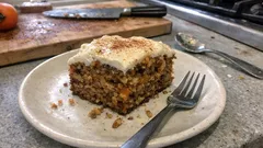 Bolo de dióspiros rápido e húmido: canela e noz para um lanche de outono