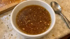 Caldo de carne caseiro: a base simples que dá outro sabor a sopas, arroz e molhos