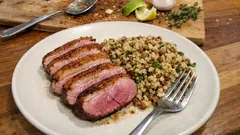 Magret de pato rosado com cuscuz de lentilhas — um jantar especial sem complicações