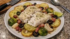 Filetes de pescada no forno com batata e legumes — jantar completo numa só travessa