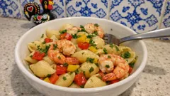 Salada de massa com gambas e pimentos — fresca, rápida e com azeite e limão