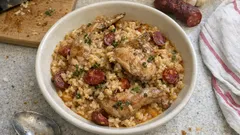Arroz de coelho tradicional: estufado rápido com vinho branco e chouriço picante