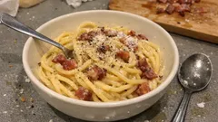 Carbonara tradicional e cremosa: o truque do calor residual para acertar sempre