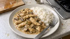 Strogonoff de frango bem cremoso: o passo simples para não talhar as natas