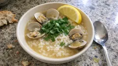 Canja de amêijoa com arroz carolino: sopa leve e cheia de sabor a mar