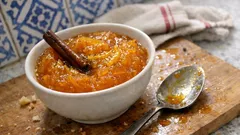 Marmelada de abóbora com laranja e gengibre: doce caseiro aromático para frascos