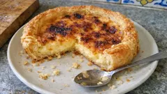 Tarte de natas caseira com massa folhada: cremosa, aromática e sempre a sair bem