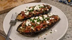 Beringela recheada com salsicha fresca e feta — pronta em 35 minutos no forno