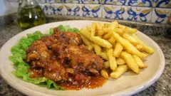 Coelho estufado com vinho tinto e mostarda — tenro e cheio de molho