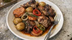 Cabrito no forno, tudo no mesmo tabuleiro — carne tenra e batatas douradas