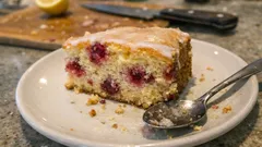 Bolo de framboesa e limão bem fofinho — com raspa fresca e framboesas em cada fatia