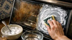 Como limpar o vidro do forno com bicarbonato de sódio e água, sem químicos agressivos