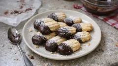 Bolachas húngaras de manteiga: douradinhas e com chocolate derretido a meio