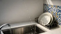 Escorredor de loiça por cima do lava-loiça: 6 modelos ideais para uma cozinha minimalista em 2026