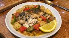 Pampo assado no forno com batata e tomate: um tabuleiro simples e cheio de sabor