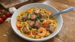 Linguine de camarão e atum na frigideira — com tomate, alho e um toque de açafrão